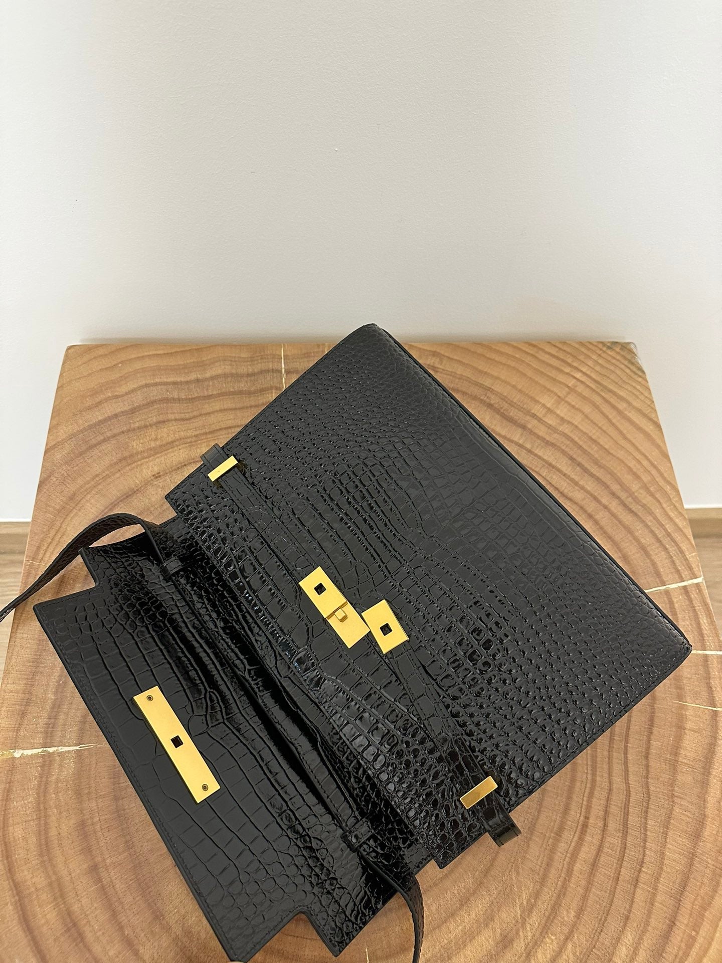 SAINT LAURENT MANHATTAN 29 TOP-HANDLE IN CROCODILE BLACK CALFSKIN