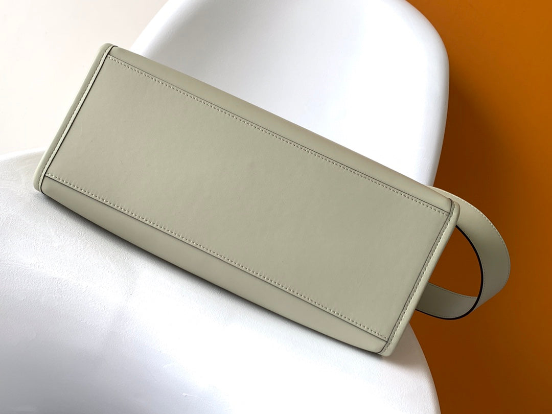 FENDI Fend Sunshine Medium Bag 35 Light Grey Leather