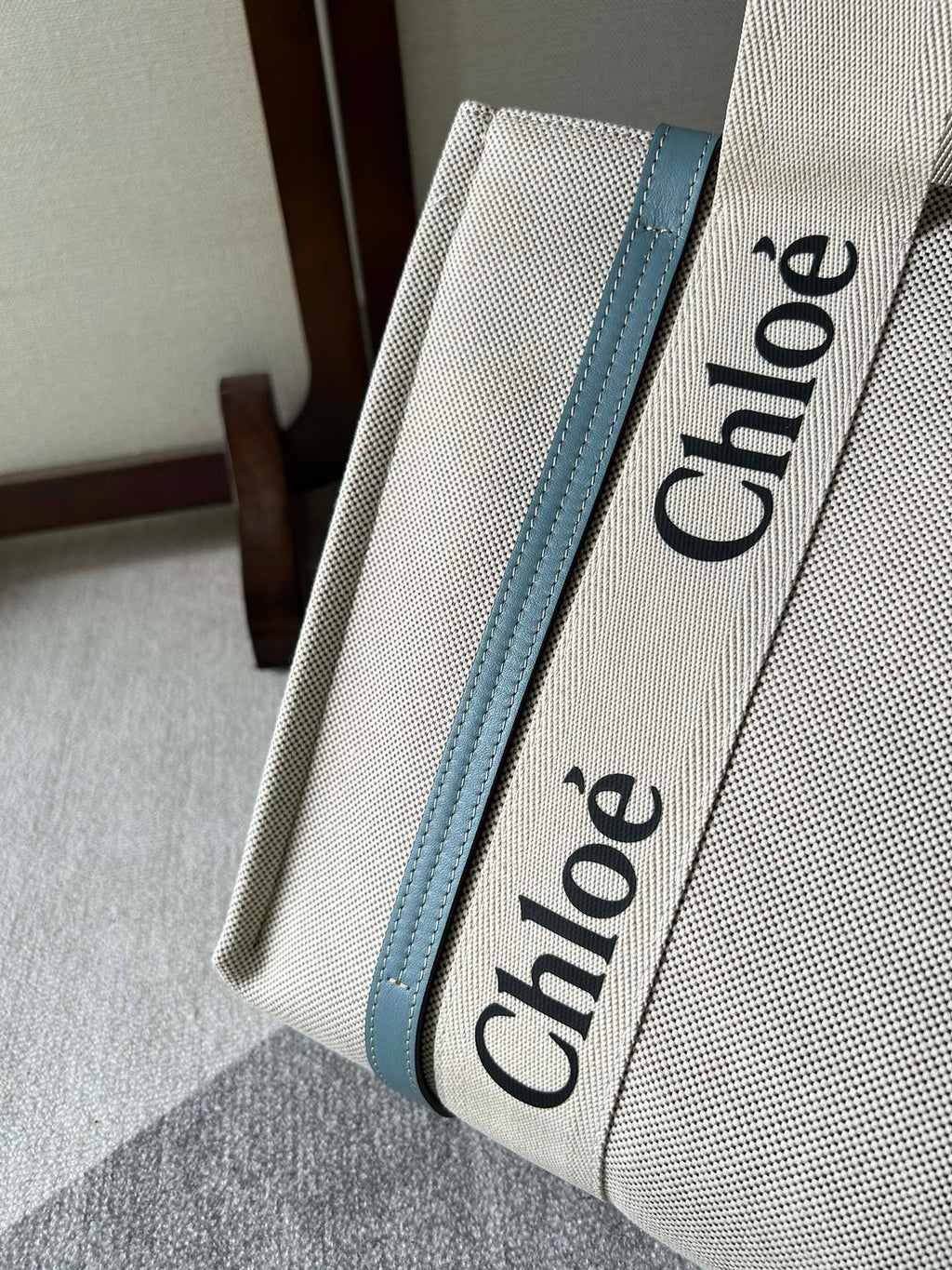 CHLOE LAGRE WOODY TOTE BAG 45 IN BEIGE LINEN CANVAS BLACK WEBBING LOGO EMBROIDER BLUE CALFSKIN