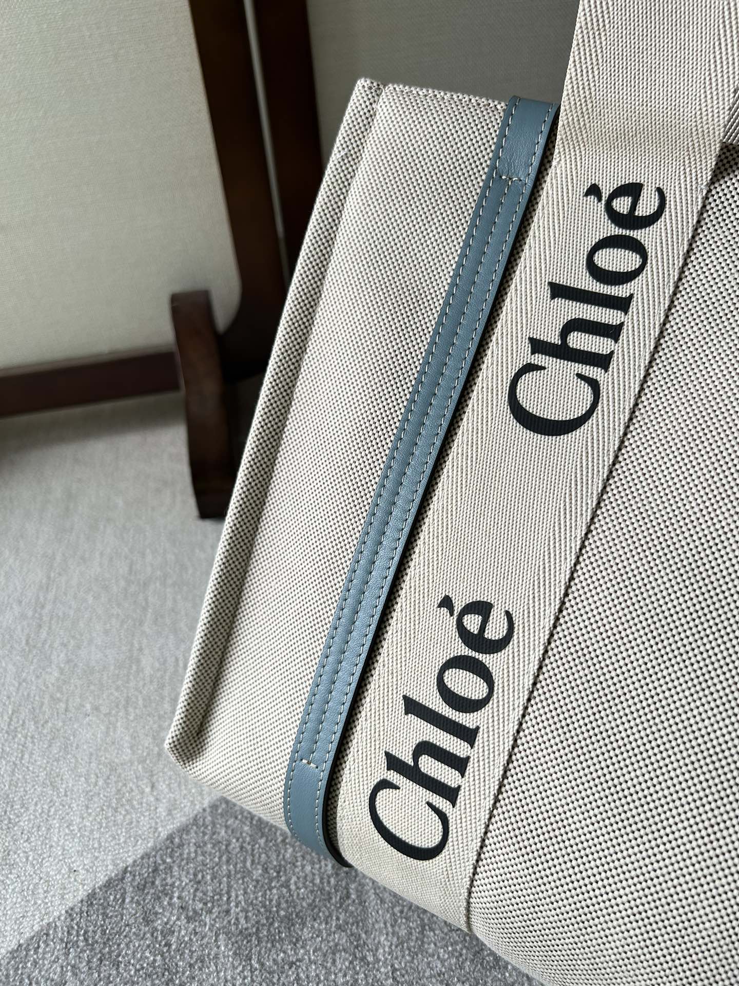 CHLOE LAGRE WOODY TOTE BAG 45 IN BEIGE LINEN CANVAS BLACK WEBBING LOGO EMBROIDER BLUE CALFSKIN