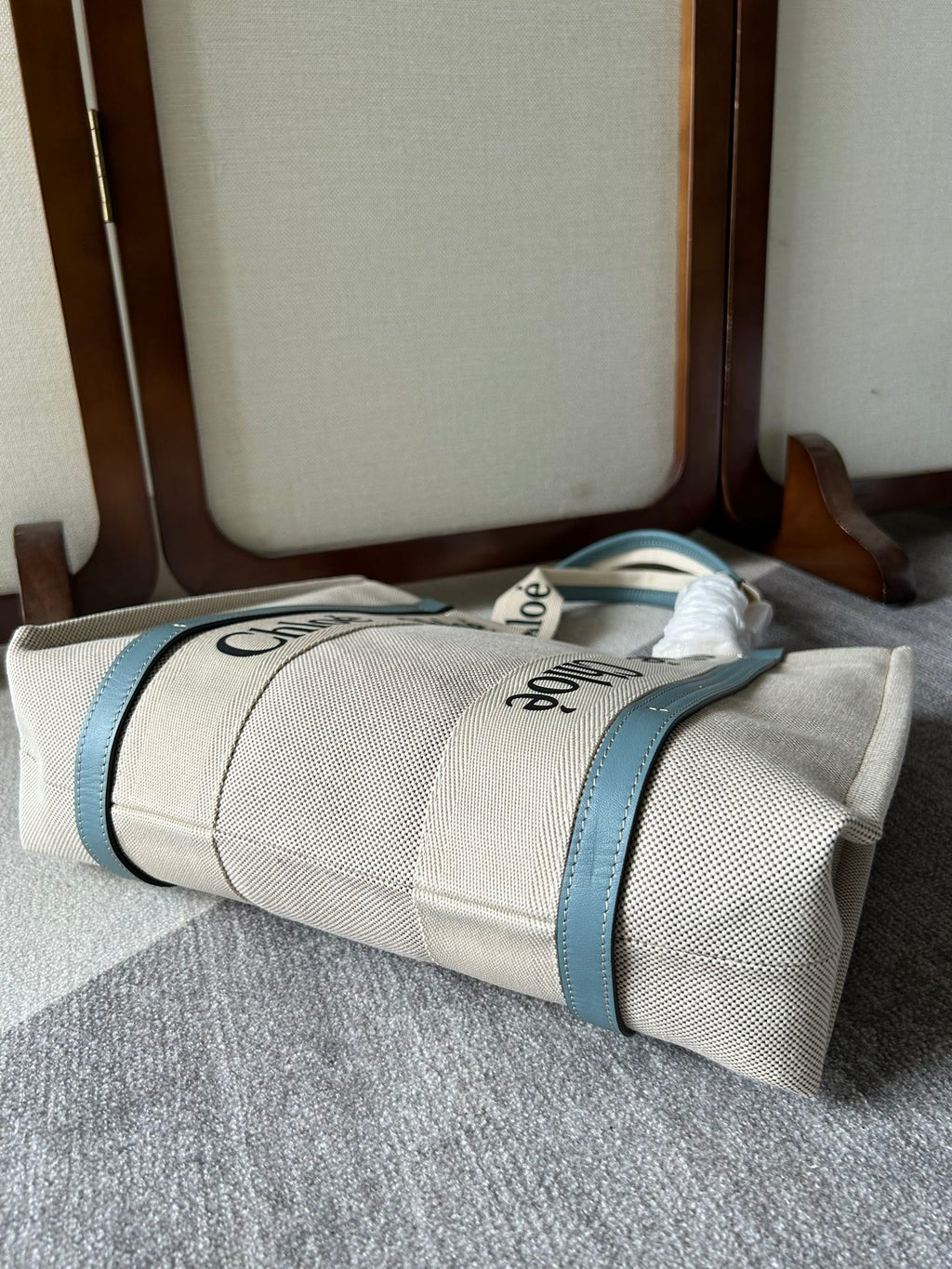 CHLOE LAGRE WOODY TOTE BAG 45 IN BEIGE LINEN CANVAS BLACK WEBBING LOGO EMBROIDER BLUE CALFSKIN