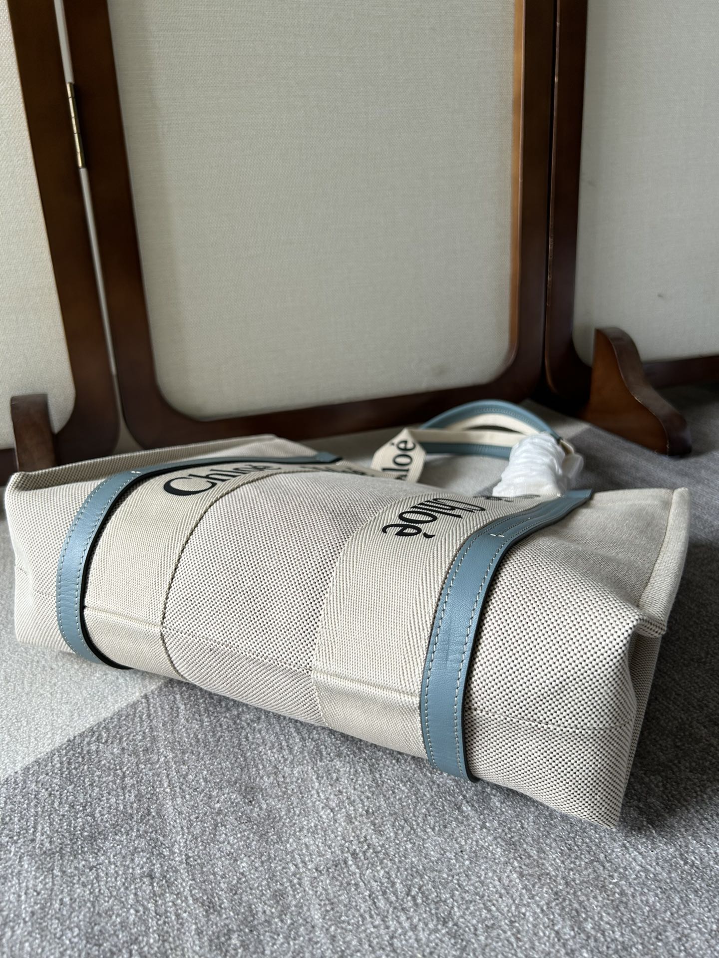 CHLOE LAGRE WOODY TOTE BAG 45 IN BEIGE LINEN CANVAS BLACK WEBBING LOGO EMBROIDER BLUE CALFSKIN