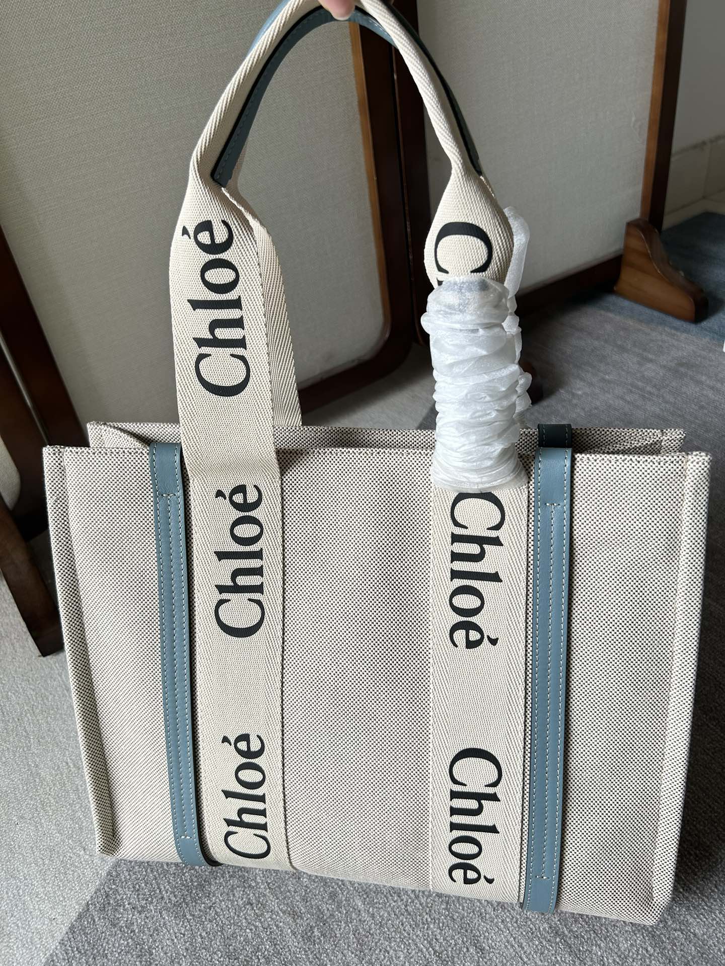 CHLOE LAGRE WOODY TOTE BAG 45 IN BEIGE LINEN CANVAS BLACK WEBBING LOGO EMBROIDER BLUE CALFSKIN