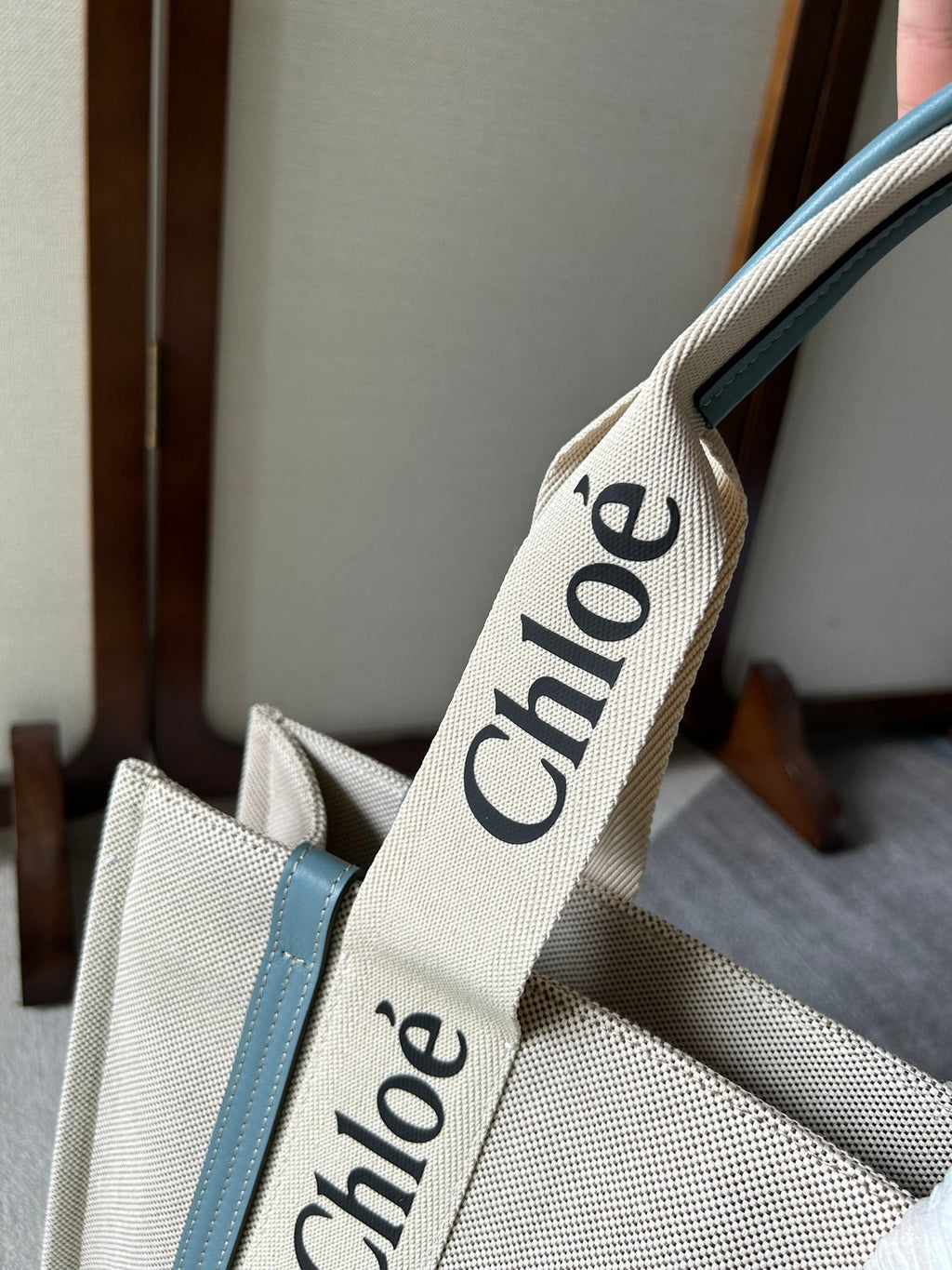 CHLOE LAGRE WOODY TOTE BAG 45 IN BEIGE LINEN CANVAS BLACK WEBBING LOGO EMBROIDER BLUE CALFSKIN