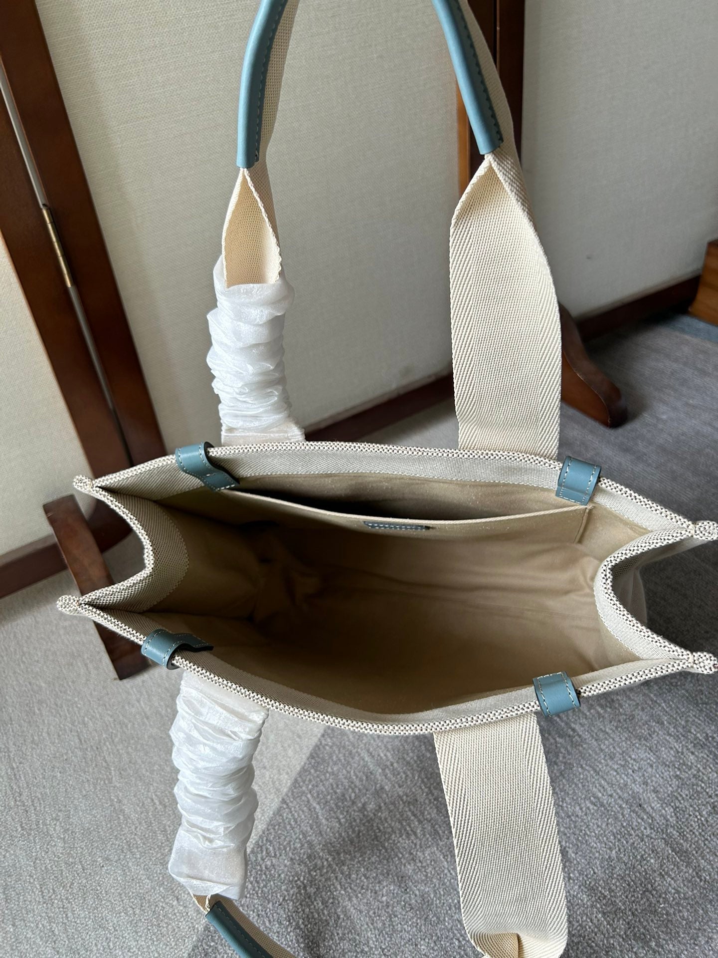 CHLOE LAGRE WOODY TOTE BAG 45 IN BEIGE LINEN CANVAS BLACK WEBBING LOGO EMBROIDER BLUE CALFSKIN