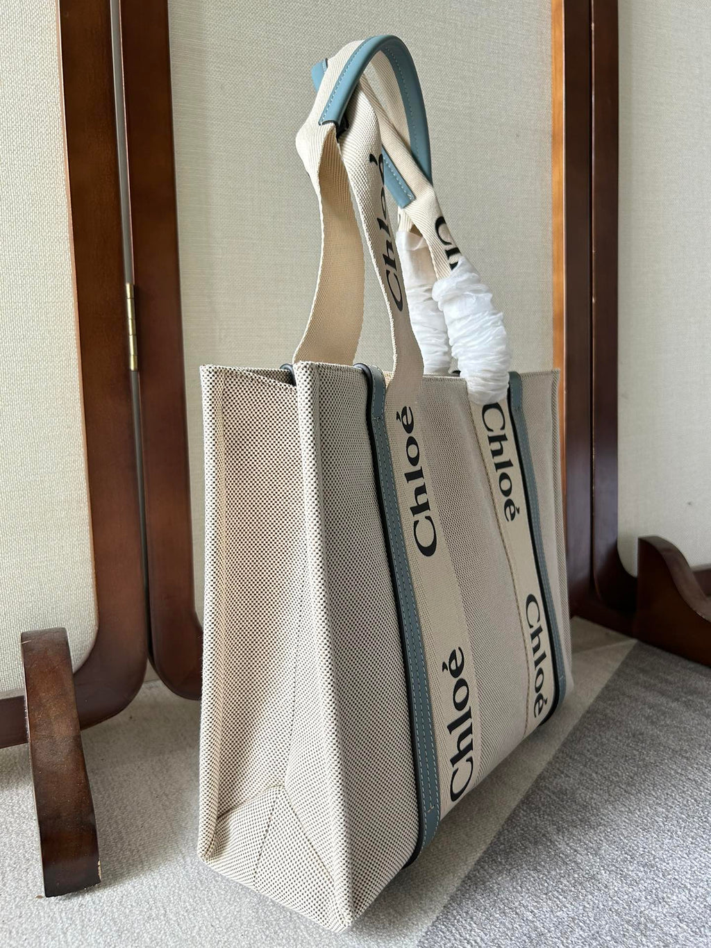 CHLOE LAGRE WOODY TOTE BAG 45 IN BEIGE LINEN CANVAS BLACK WEBBING LOGO EMBROIDER BLUE CALFSKIN