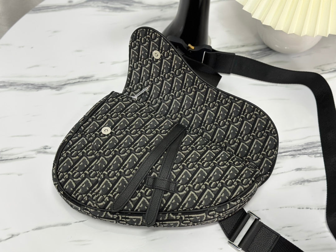 DIOR SADDLE 28 BAG IN BLACK OBLIQUE JACQUARD