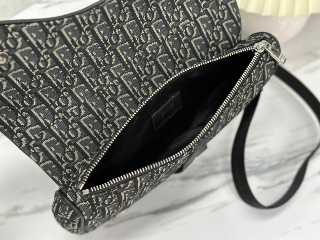 DIOR SADDLE 28 BAG IN BLACK OBLIQUE JACQUARD