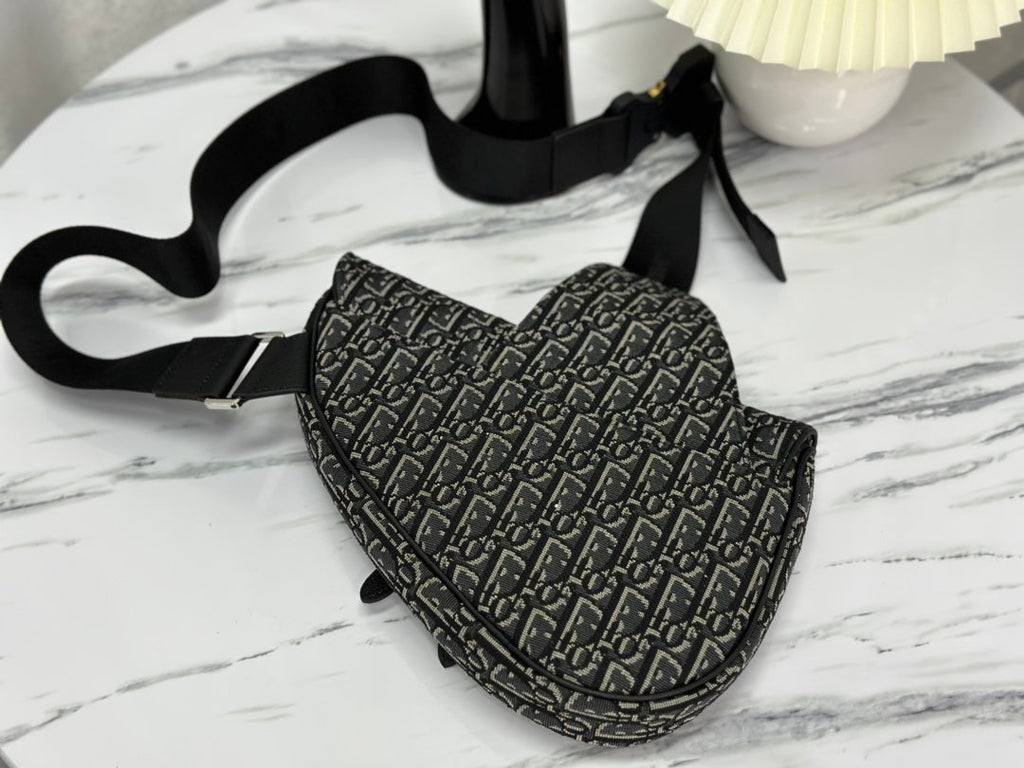 DIOR SADDLE 28 BAG IN BLACK OBLIQUE JACQUARD