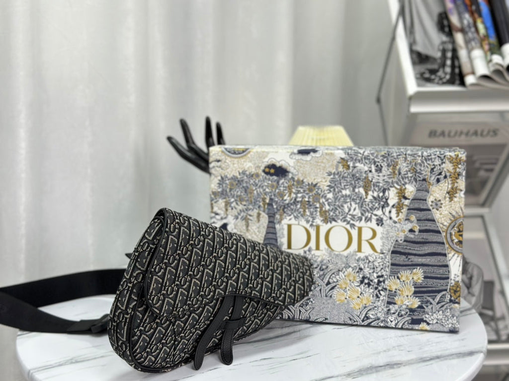 DIOR SADDLE 28 BAG IN BLACK OBLIQUE JACQUARD