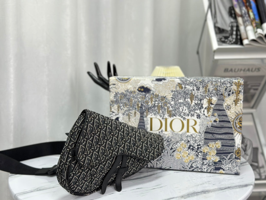 DIOR SADDLE 28 BAG IN BLACK OBLIQUE JACQUARD