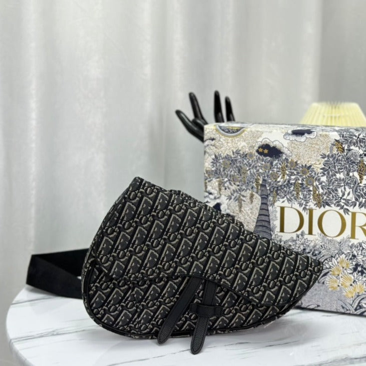 DIOR SADDLE 28 BAG IN BLACK OBLIQUE JACQUARD