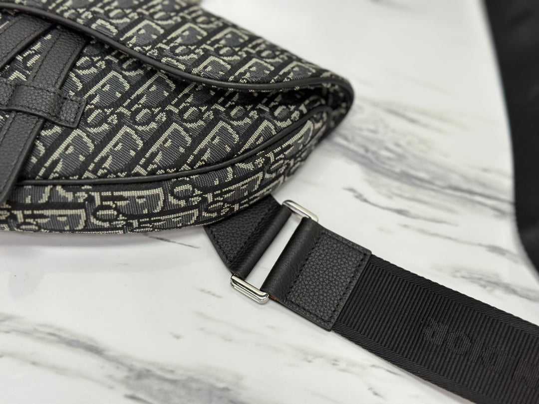 DIOR SADDLE 28 BAG IN BLACK OBLIQUE JACQUARD