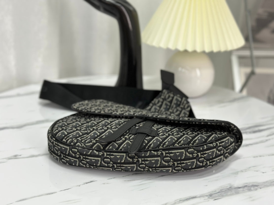 DIOR SADDLE 28 BAG IN BLACK OBLIQUE JACQUARD