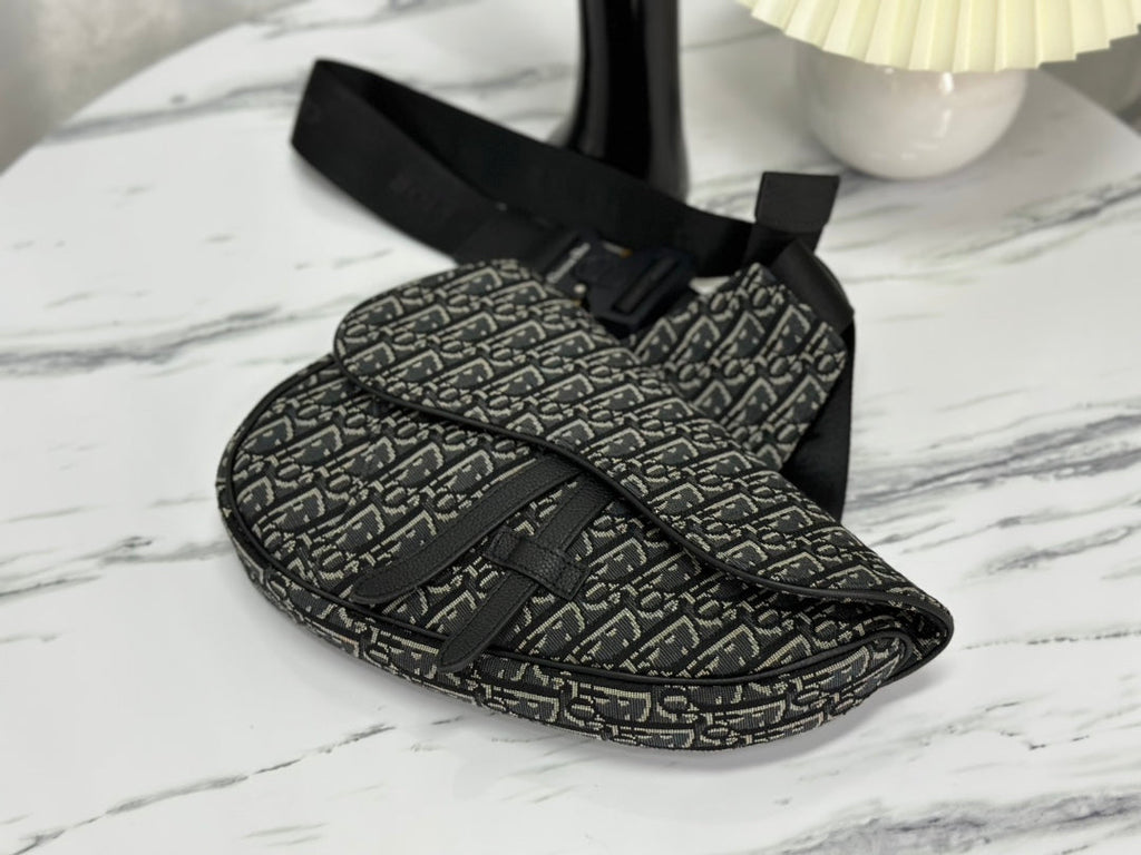 DIOR SADDLE 28 BAG IN BLACK OBLIQUE JACQUARD