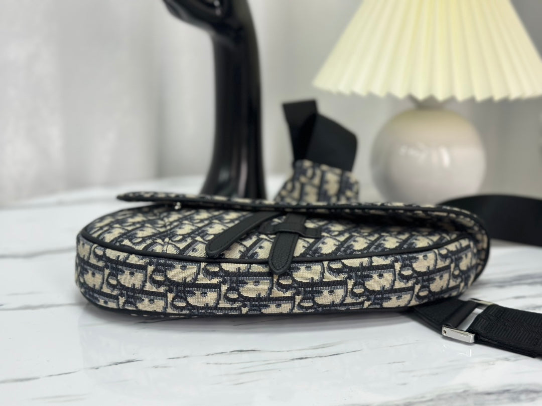 DIOR SADDLE 28 BAG IN BEIGE AND BLACK OBLIQUE JACQUARD