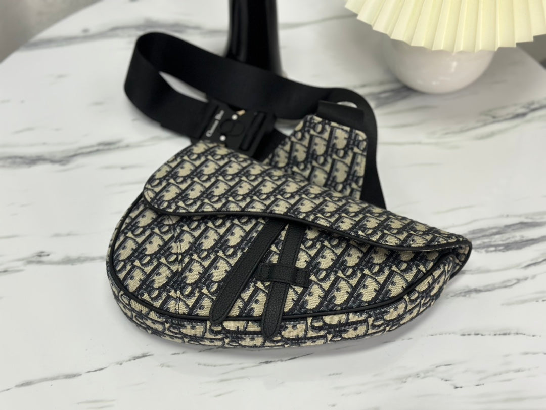 DIOR SADDLE 28 BAG IN BEIGE AND BLACK OBLIQUE JACQUARD