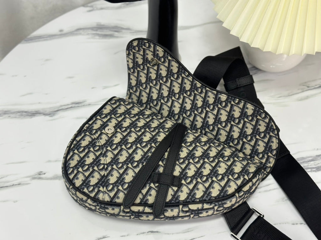 DIOR SADDLE 28 BAG IN BEIGE AND BLACK OBLIQUE JACQUARD