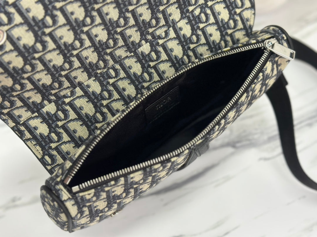 DIOR SADDLE 28 BAG IN BEIGE AND BLACK OBLIQUE JACQUARD