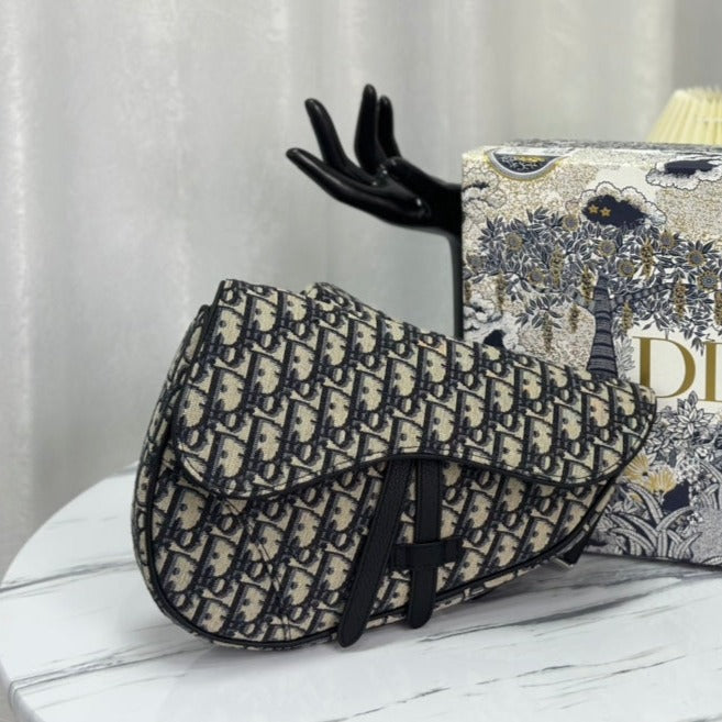 DIOR SADDLE 28 BAG IN BEIGE AND BLACK OBLIQUE JACQUARD