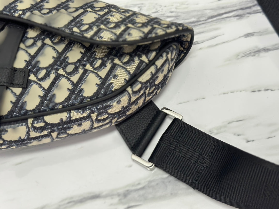 DIOR SADDLE 28 BAG IN BEIGE AND BLACK OBLIQUE JACQUARD