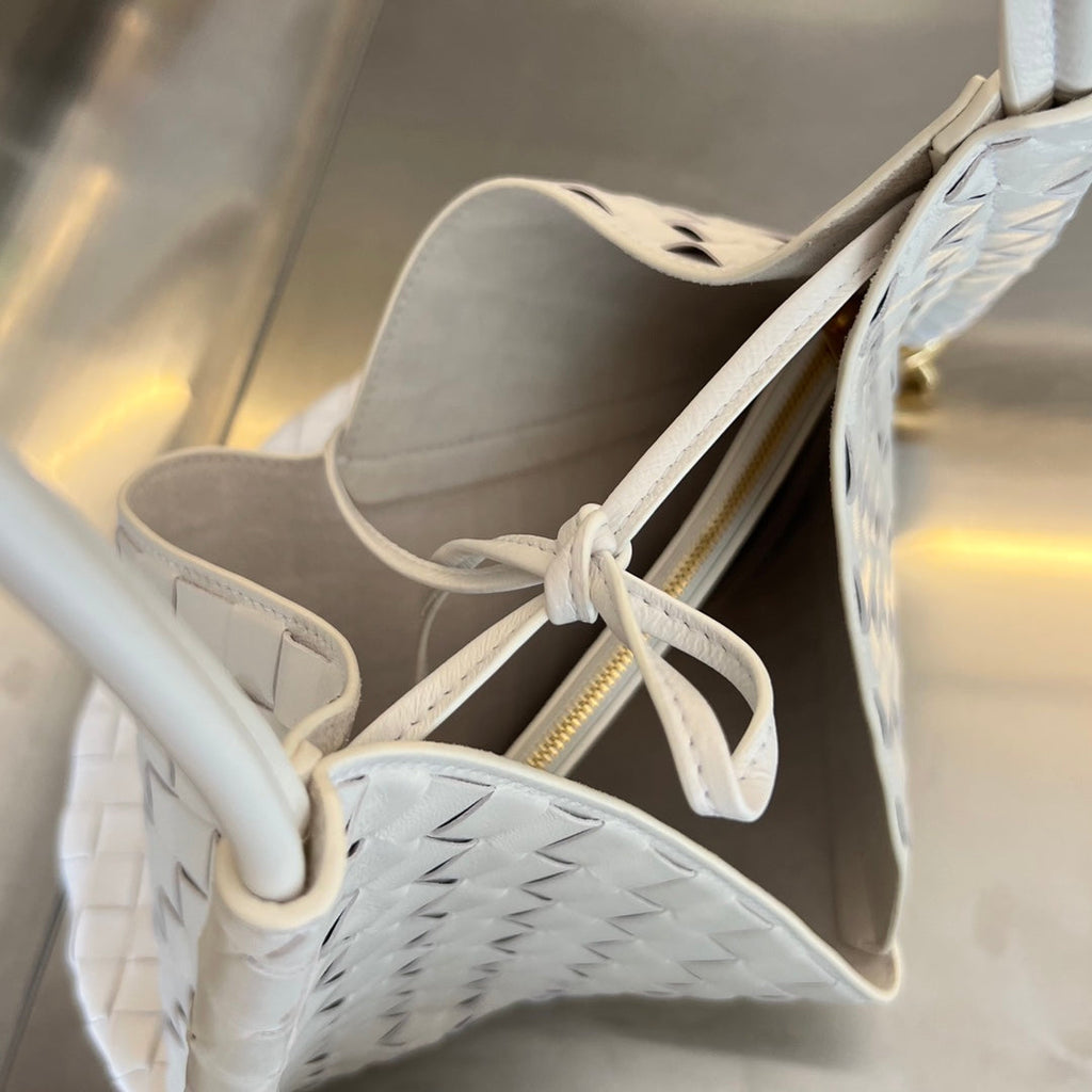 BOTTEGA VENETA MEDIUM SOLSTICE 44 WHITE LAMBSKIN