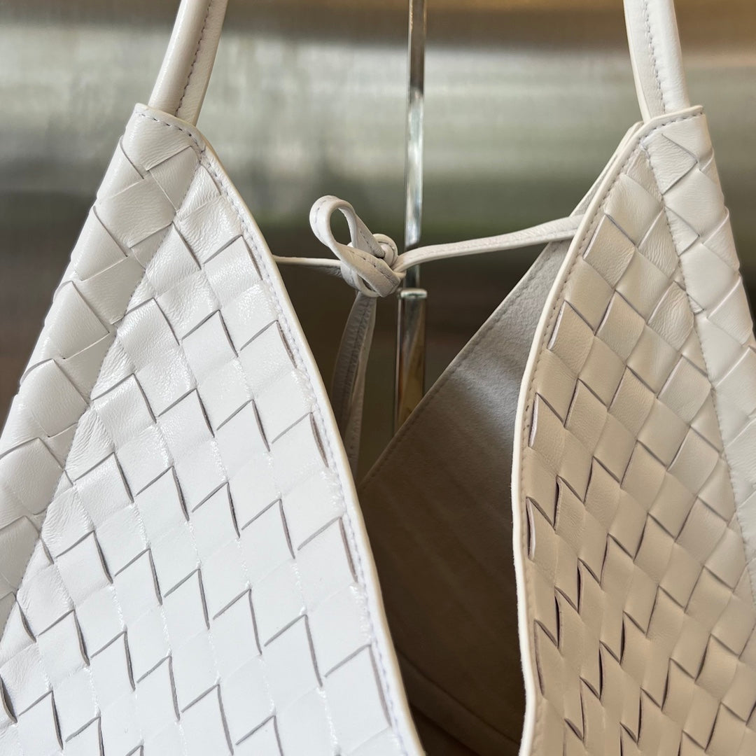 BOTTEGA VENETA MEDIUM SOLSTICE 44 WHITE LAMBSKIN