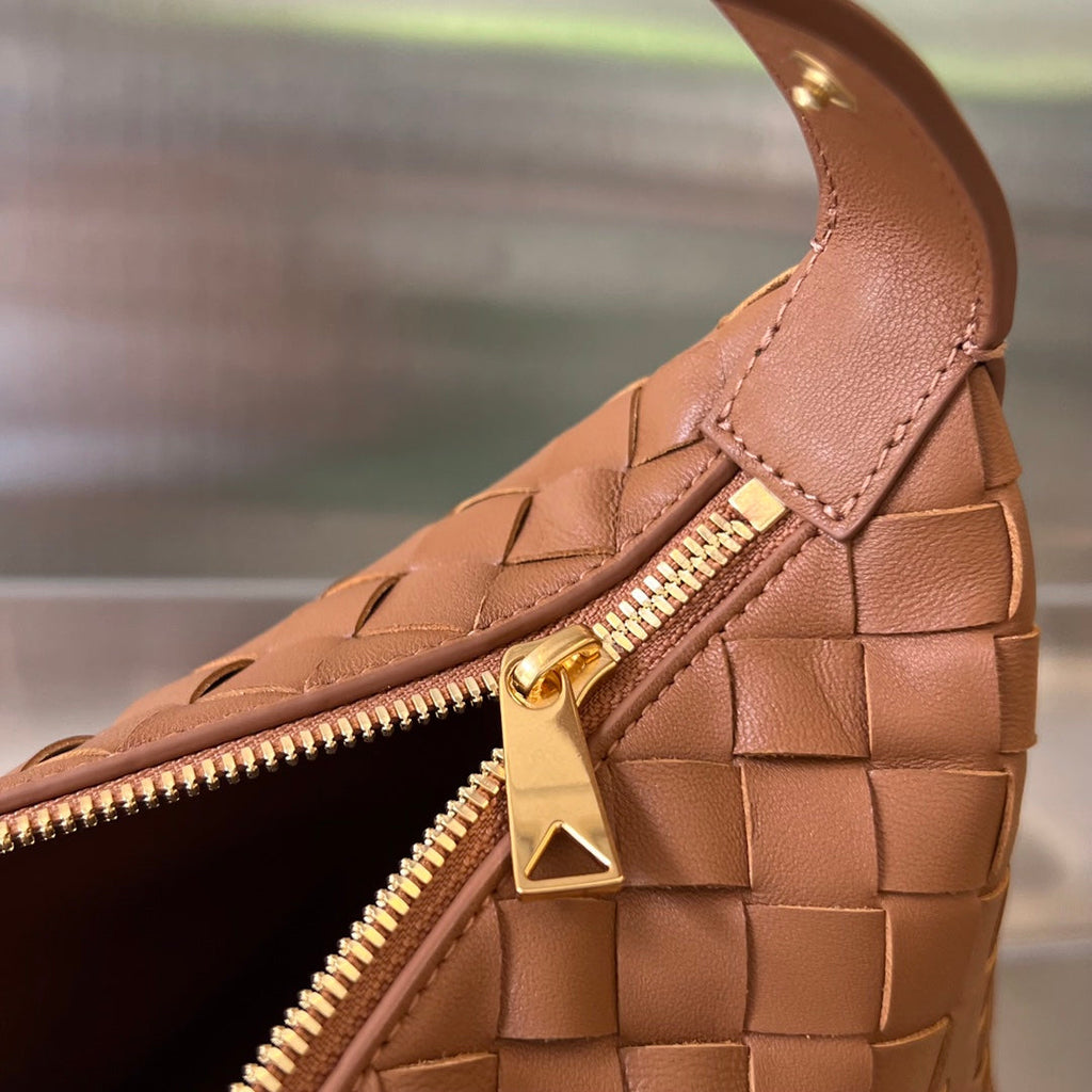 BOTTEGA VENETA WALLACE 22 BAG IN RUSSET BROWN CALFSKIN