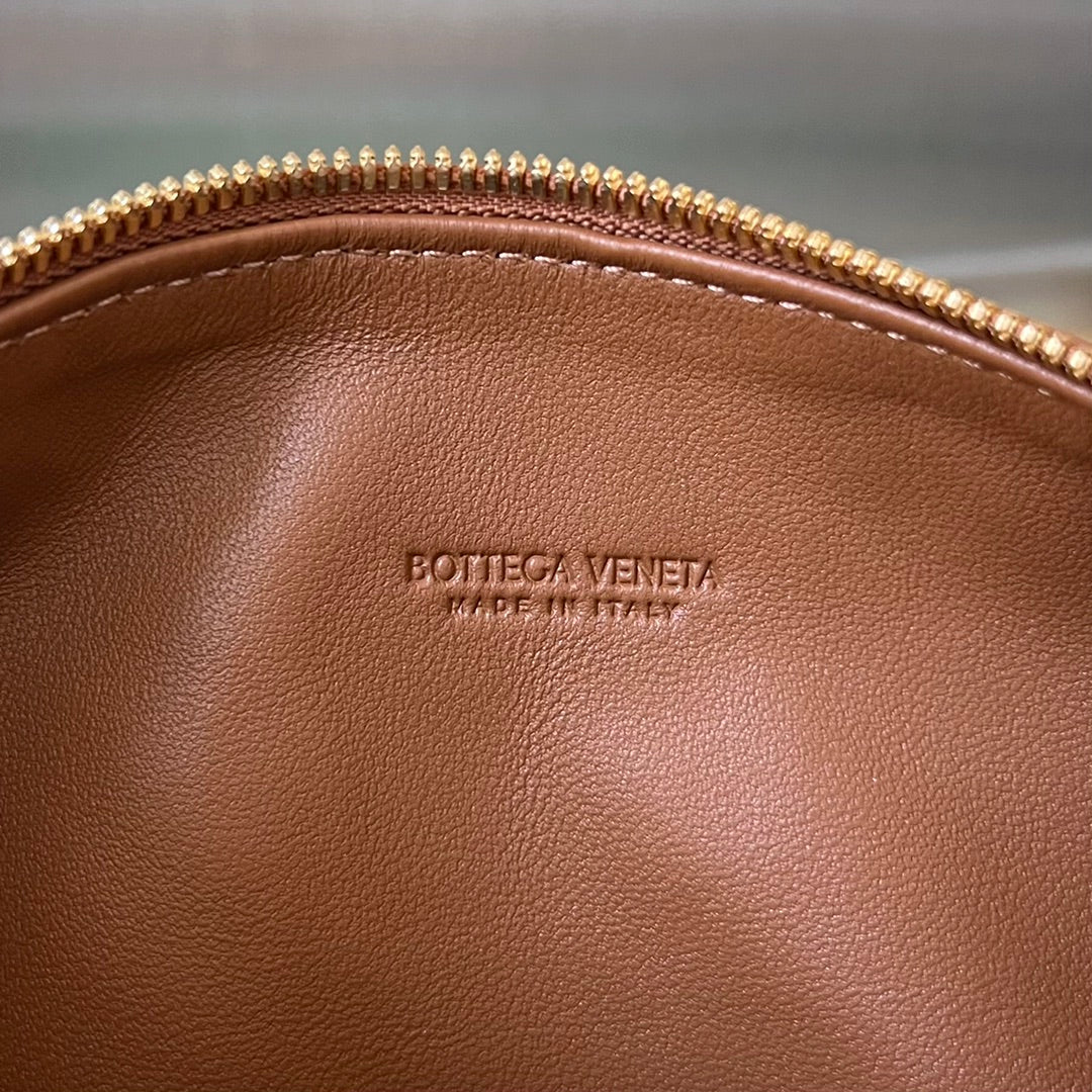 BOTTEGA VENETA WALLACE 22 BAG IN RUSSET BROWN CALFSKIN