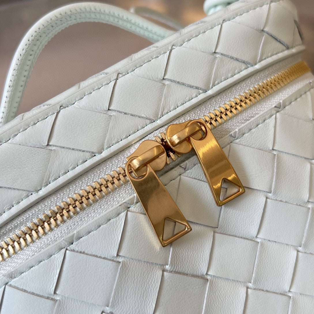 BOTTEGA VENETA MINI VANITY CASE 18 IN WHITE LAMBSKIN