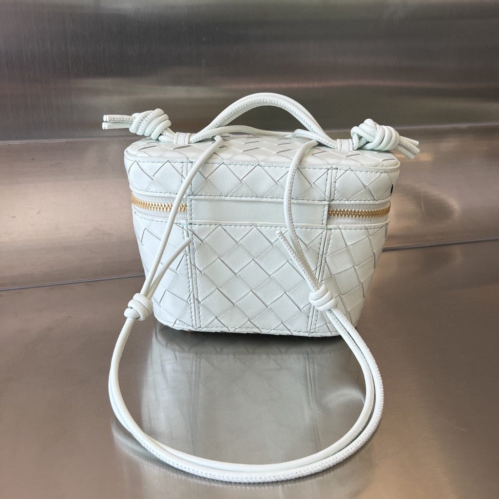 BOTTEGA VENETA MINI VANITY CASE 18 IN WHITE LAMBSKIN