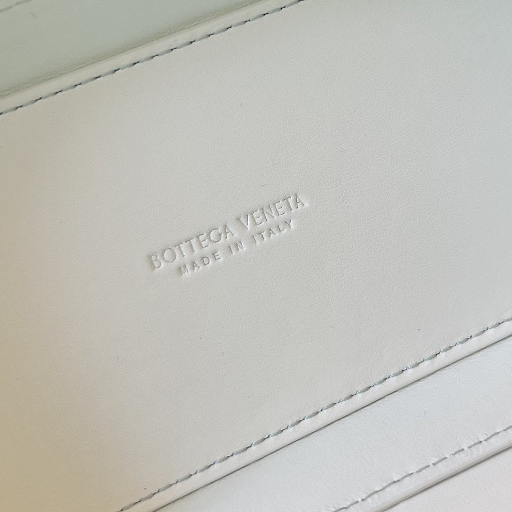 BOTTEGA VENETA MINI VANITY CASE 18 IN WHITE LAMBSKIN