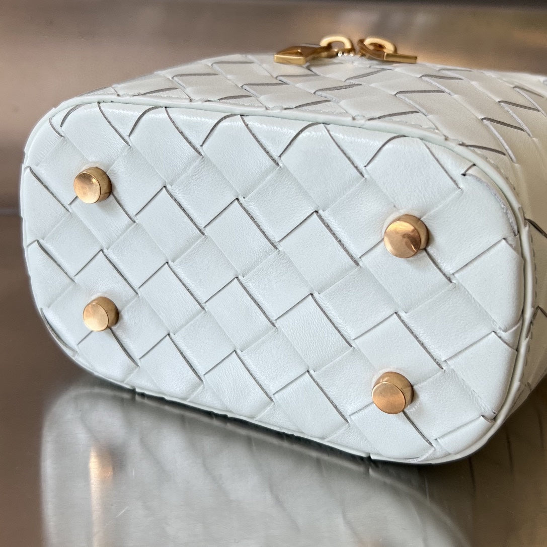 BOTTEGA VENETA MINI VANITY CASE 18 IN WHITE LAMBSKIN