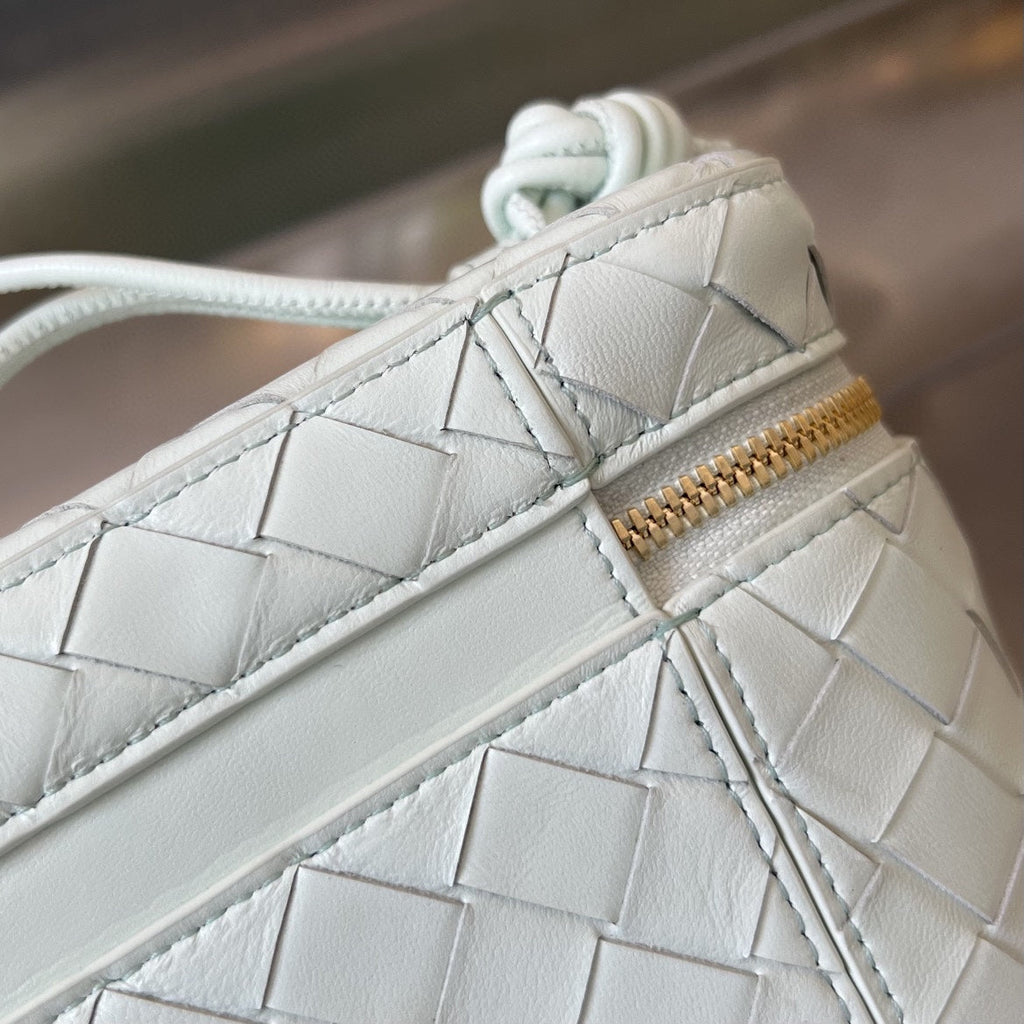BOTTEGA VENETA MINI VANITY CASE 18 IN WHITE LAMBSKIN