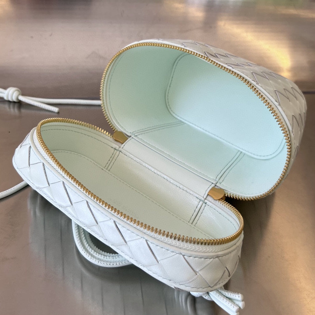 BOTTEGA VENETA MINI VANITY CASE 18 IN WHITE LAMBSKIN