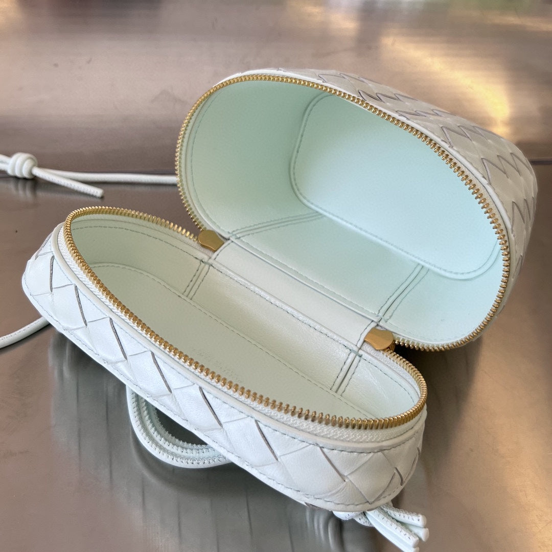 BOTTEGA VENETA MINI VANITY CASE 18 IN WHITE LAMBSKIN