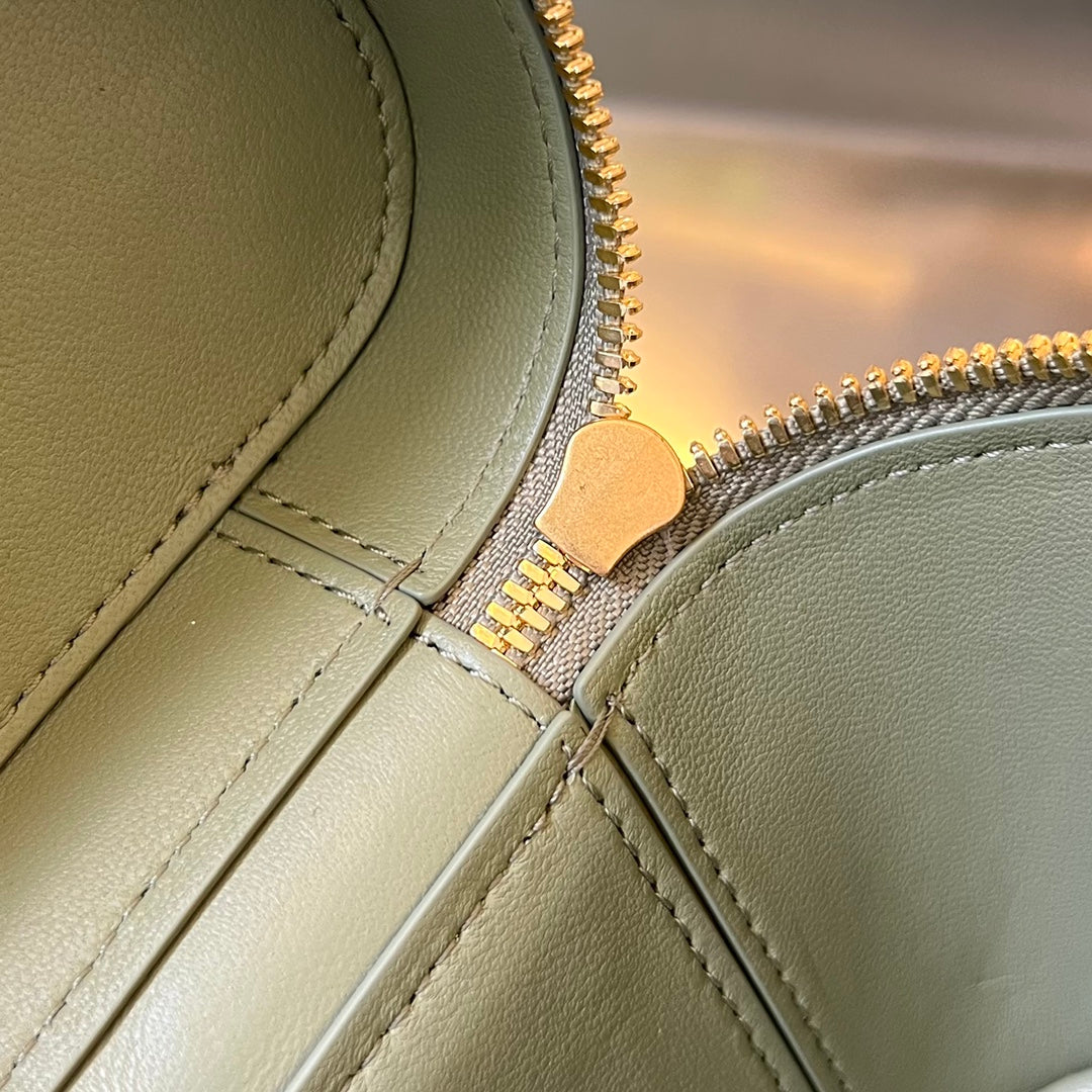 BOTTEGA VENETA MINI VANITY CASE 18 IN OLIVE GREEN LAMBSKIN