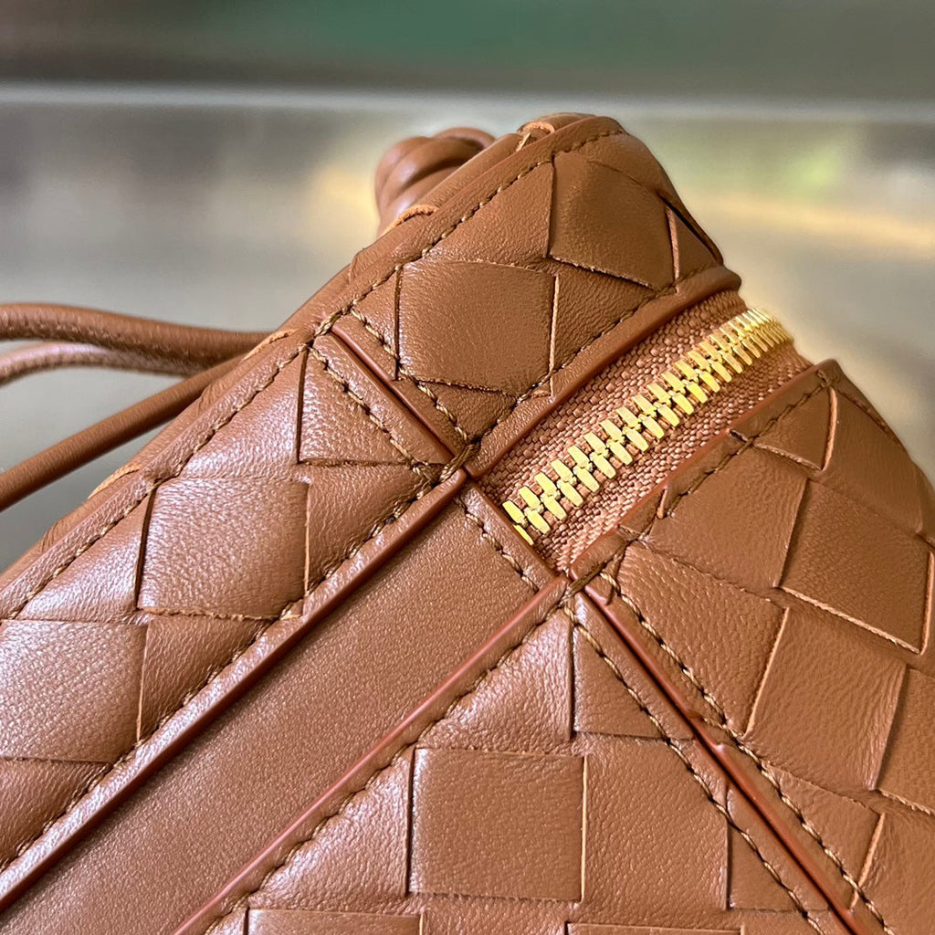 BOTTEGA VENETA MINI VANITY CASE 18 IN CINNAMON BROWN LAMBSKIN