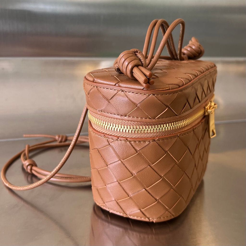 BOTTEGA VENETA MINI VANITY CASE 18 IN CINNAMON BROWN LAMBSKIN