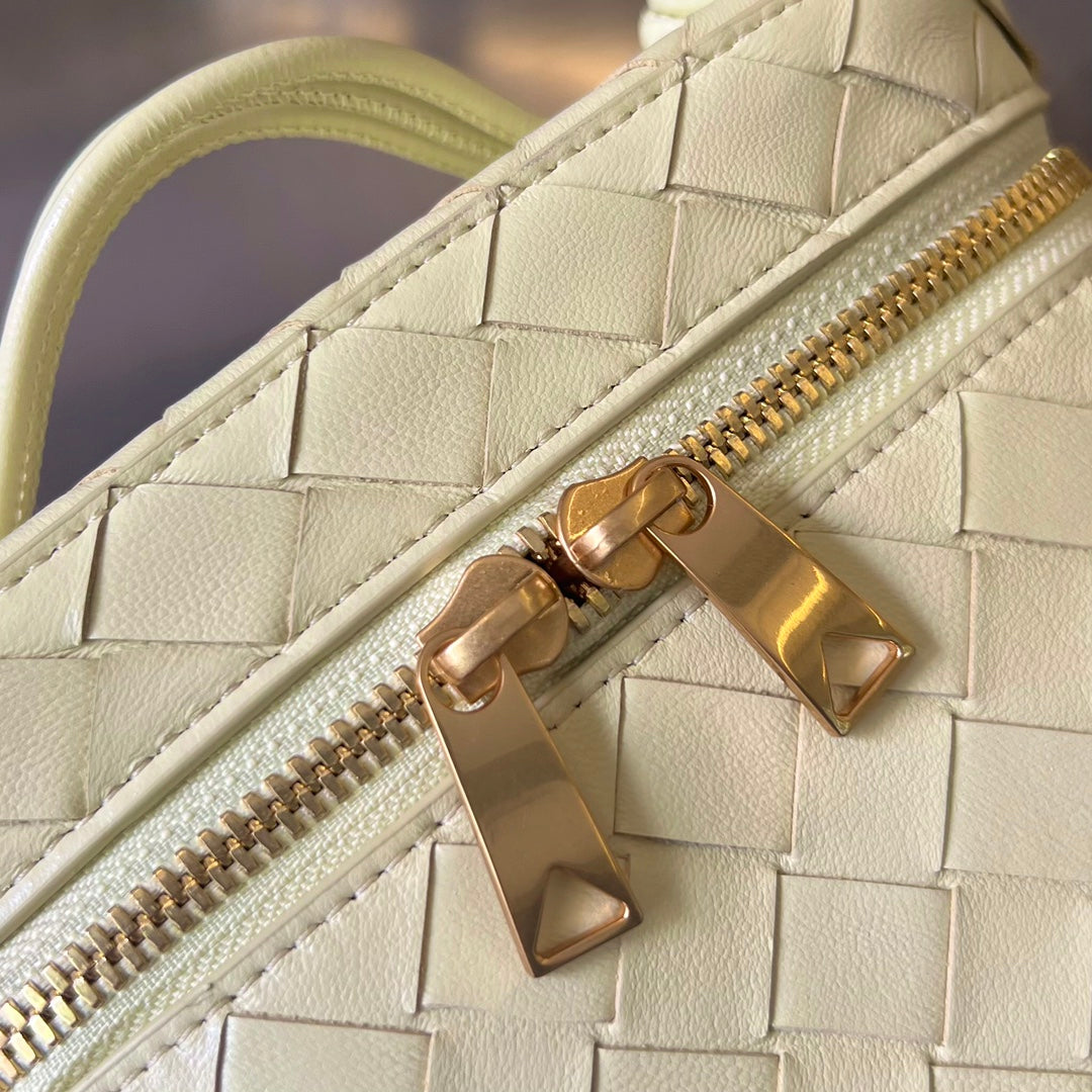 BOTTEGA VENETA MINI VANITY CASE 18 IN BEIGE CREAM LAMBSKIN