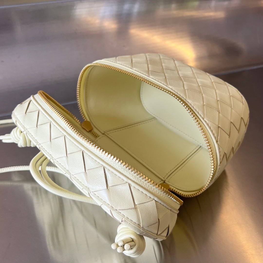 BOTTEGA VENETA MINI VANITY CASE 18 IN BEIGE CREAM LAMBSKIN