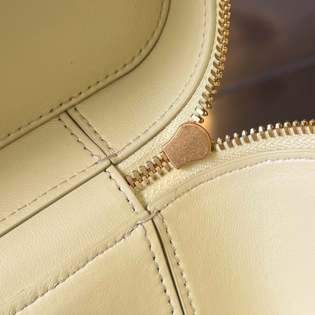 BOTTEGA VENETA MINI VANITY CASE 18 IN BEIGE CREAM LAMBSKIN