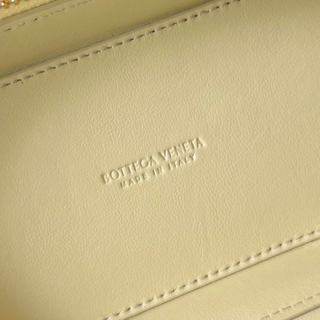 BOTTEGA VENETA MINI VANITY CASE 18 IN BEIGE CREAM LAMBSKIN