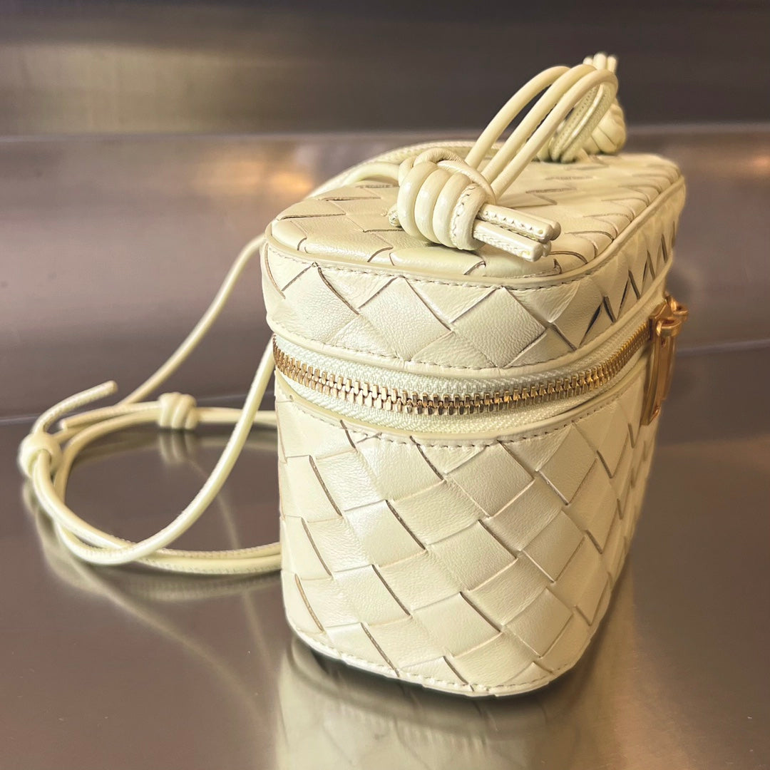 BOTTEGA VENETA MINI VANITY CASE 18 IN BEIGE CREAM LAMBSKIN