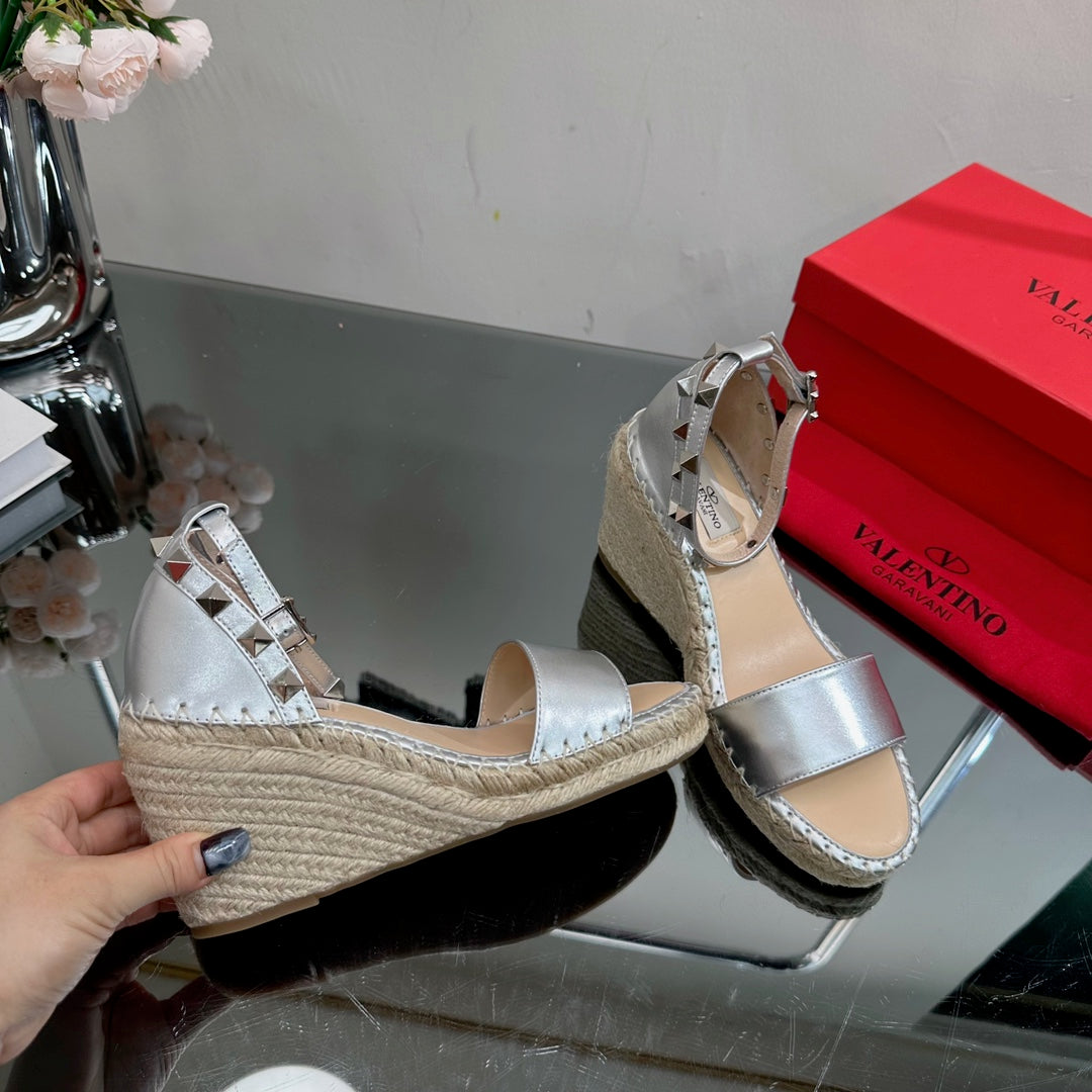 ROCKSTUD WEDGE 85 MM IN SILVER CALFSKIN
