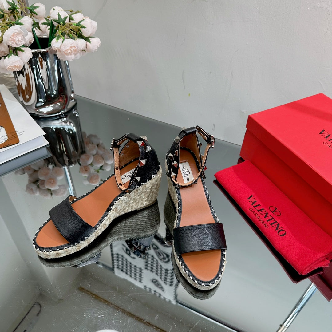 ROCKSTUD WEDGE 85 MM IN BLACK CALFSKIN