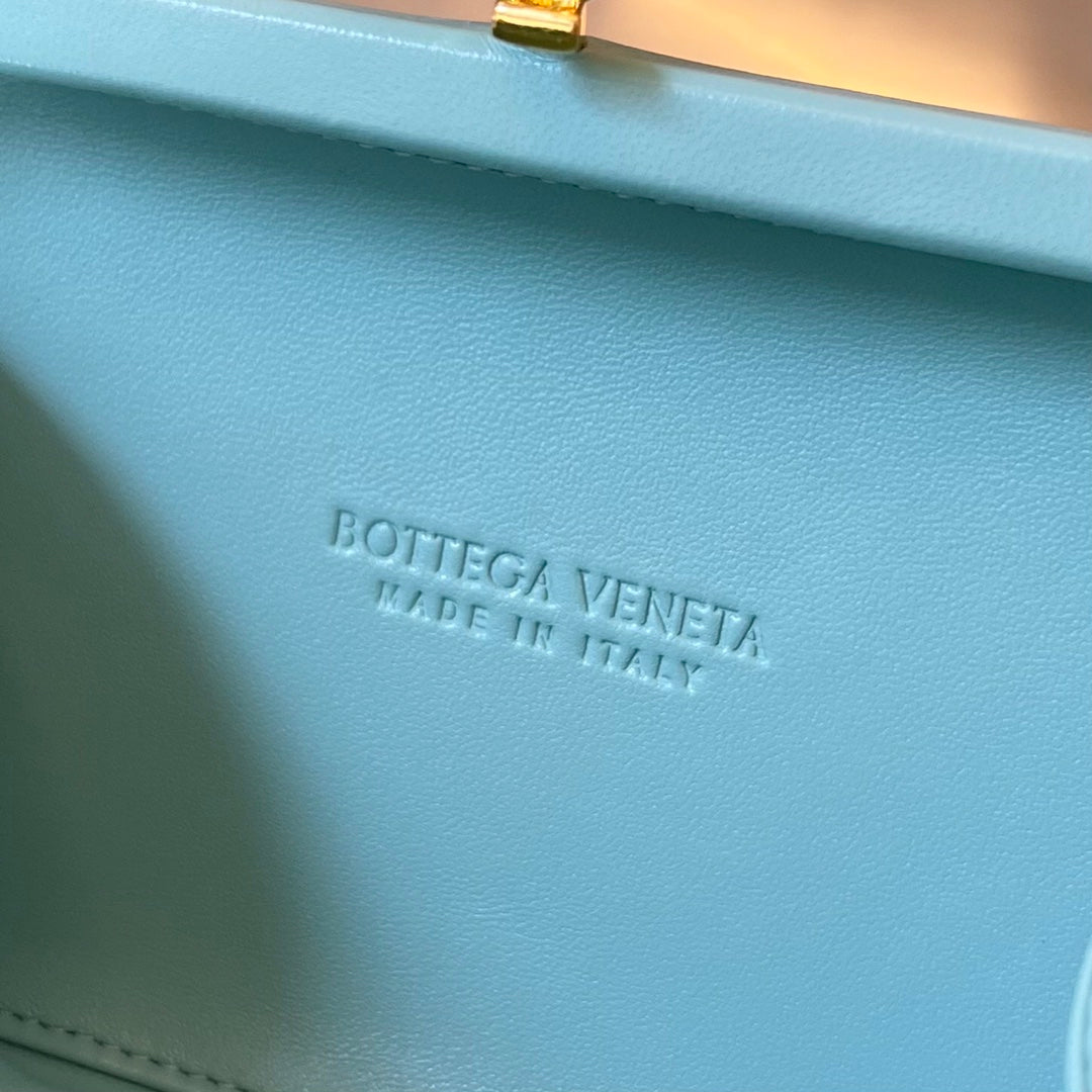 BOTTEGA VENETA KNOT 20 IN BLUE PASTEL LAMBSKIN