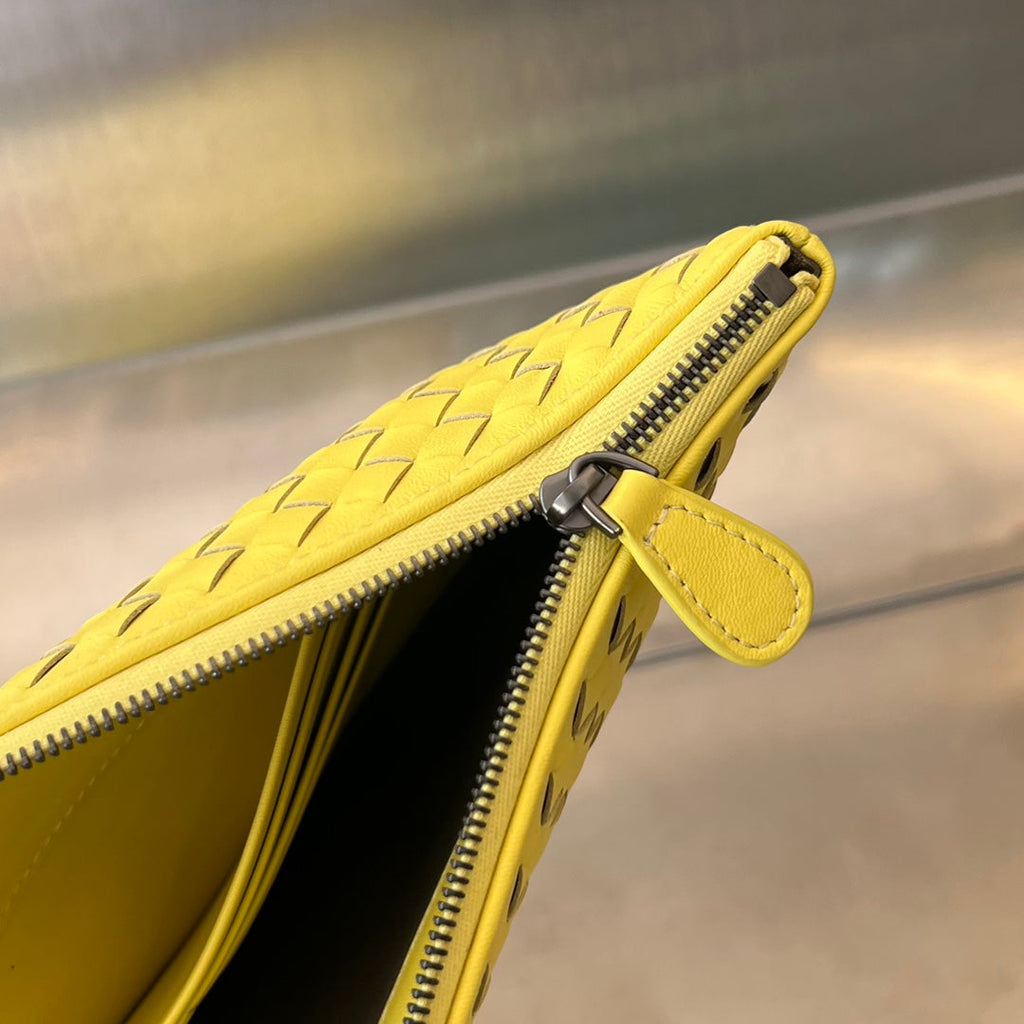 BOTTEGA VENETA INTRECCIATO 30 IN LIGHT YELLOW LAMBSKIN