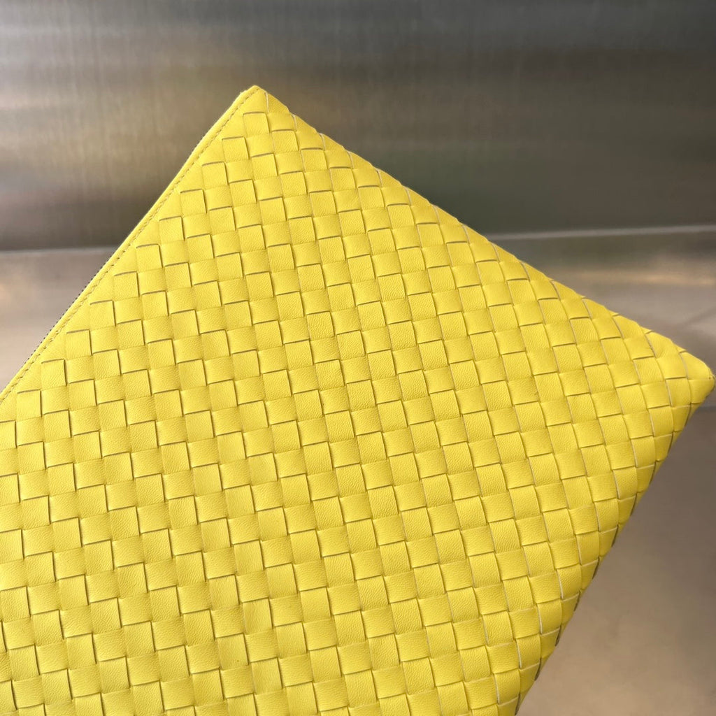 BOTTEGA VENETA INTRECCIATO 30 IN LIGHT YELLOW LAMBSKIN