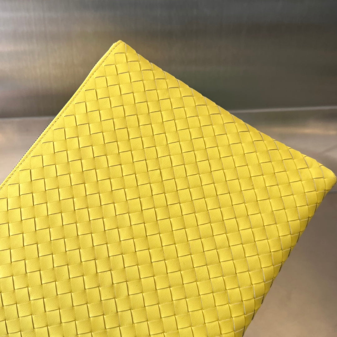 BOTTEGA VENETA INTRECCIATO 30 IN LIGHT YELLOW LAMBSKIN